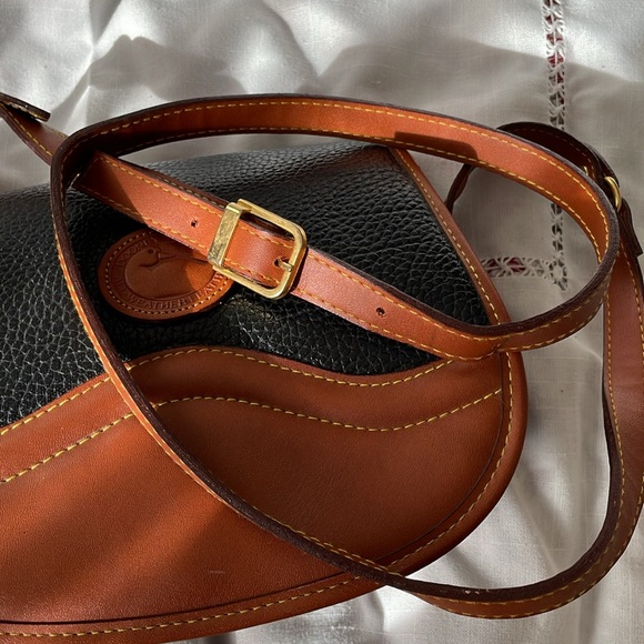 Dooney & Bourke All Weather Leather Shoulder Bag EUC Beautiful Stitching - Picture 8 of 12